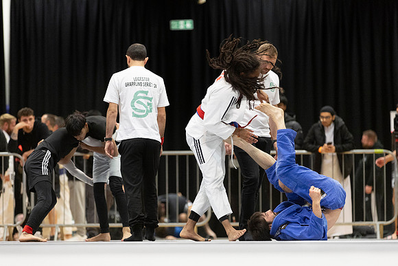 Leicester grapple-oct24-9399