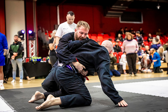 Leicester grapple-oct24-9370