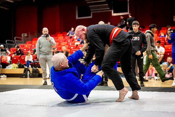 Leicester grapple-oct24-9360