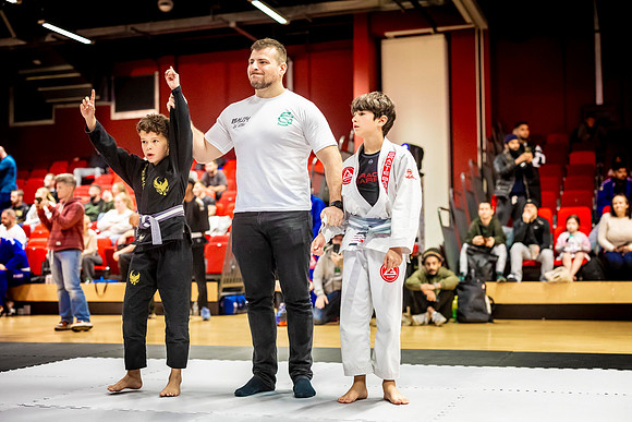 Leicester grapple-oct24-9276