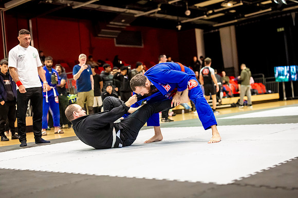 Leicester grapple-oct24-9324