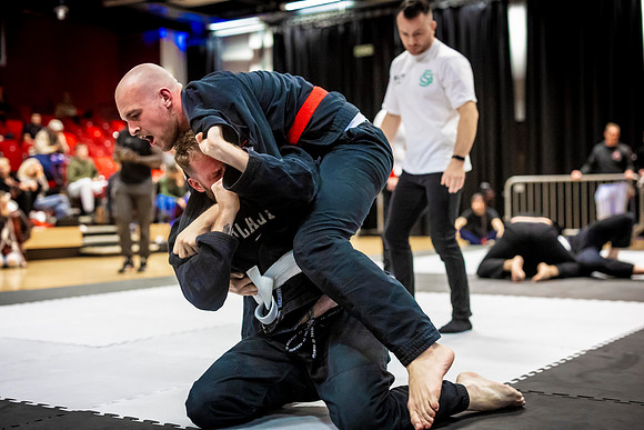 Leicester grapple-oct24-9366