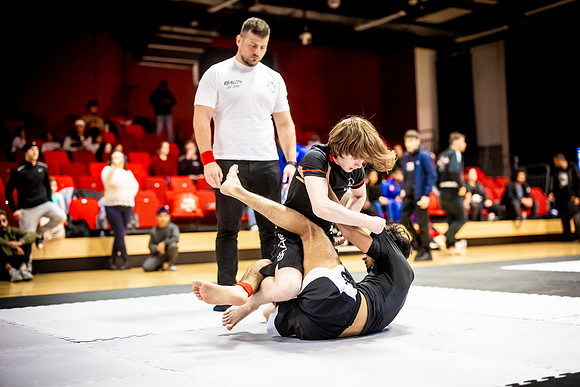 Leicester grapple-oct24-9307