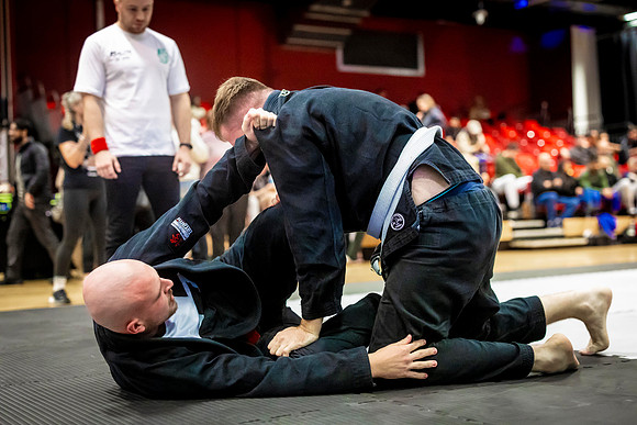 Leicester grapple-oct24-9369