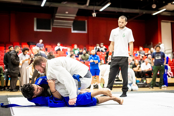 Leicester grapple-oct24-9382