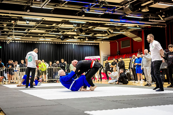 Leicester grapple-oct24-9330