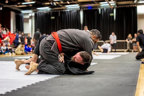 Leicester grapple-oct24-9446