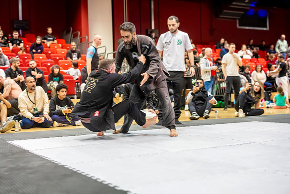 Leicester grapple-oct24-9450