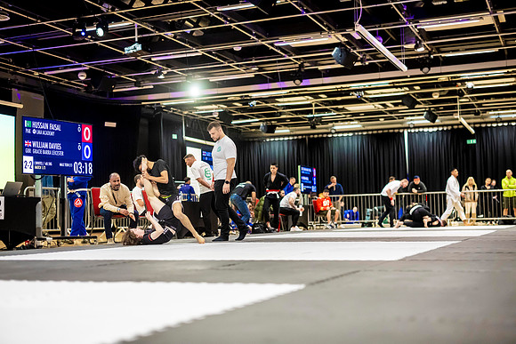 Leicester grapple-oct24-9300