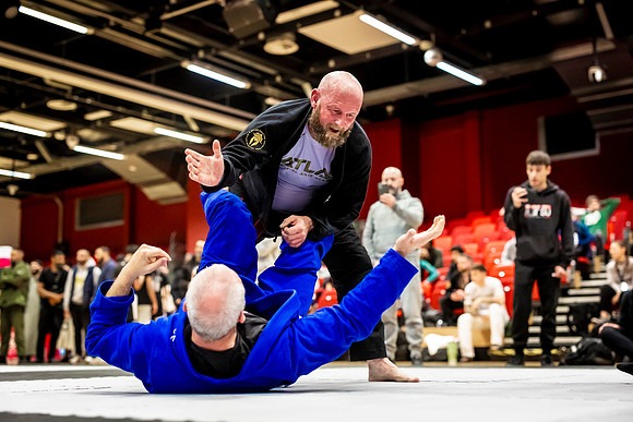 Leicester grapple-oct24-9376