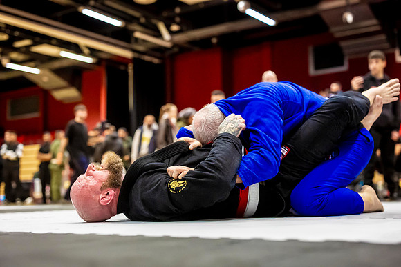 Leicester grapple-oct24-9338