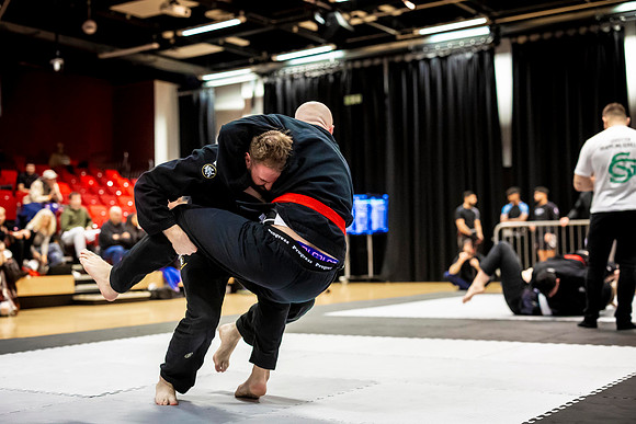 Leicester grapple-oct24-9363