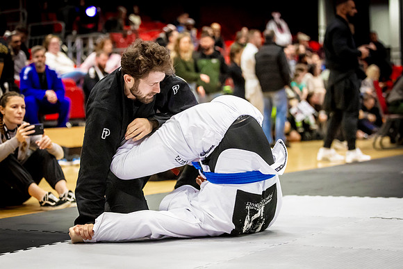 Leicester grapple-oct24-9408