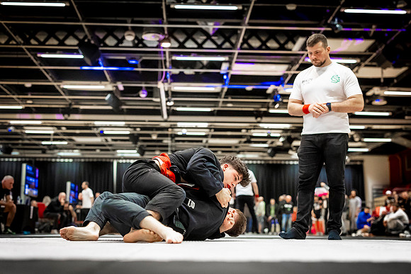 Leicester grapple-oct24-9354