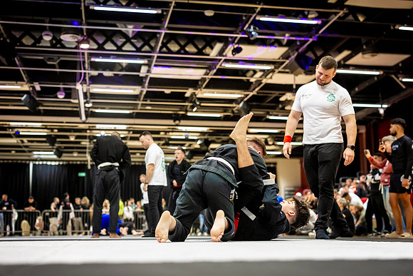 Leicester grapple-oct24-9355