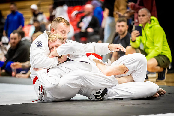 Leicester grapple-oct24-9389