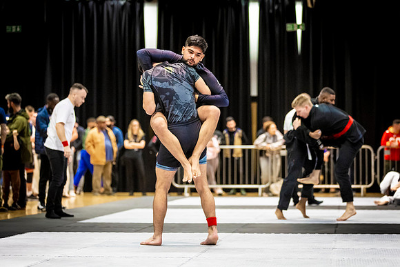 Leicester grapple-oct24-9402