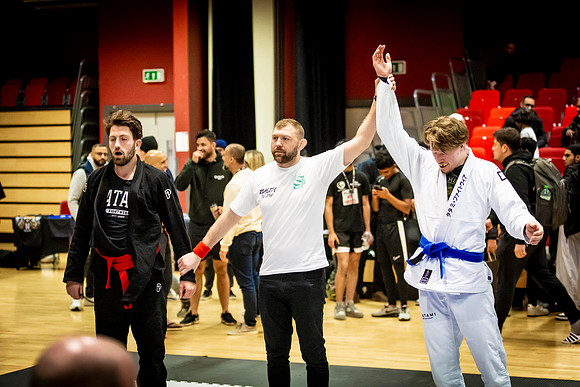 Leicester grapple-oct24-9420