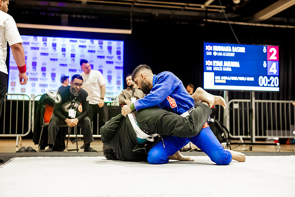 Leicester grapple-oct24-9299