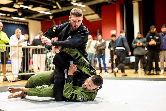 Leicester grapple-oct24-9321