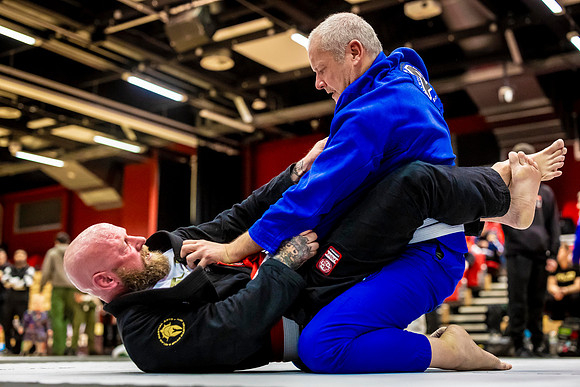 Leicester grapple-oct24-9341