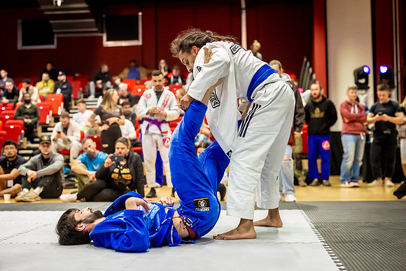 Leicester grapple-oct24-9442