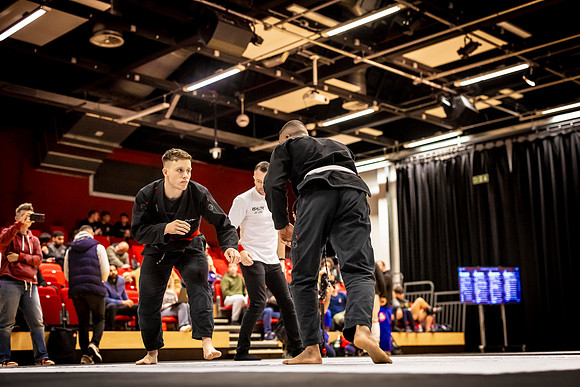 Leicester grapple-oct24-9344