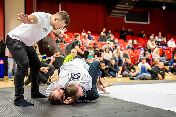 Leicester grapple-oct24-9435