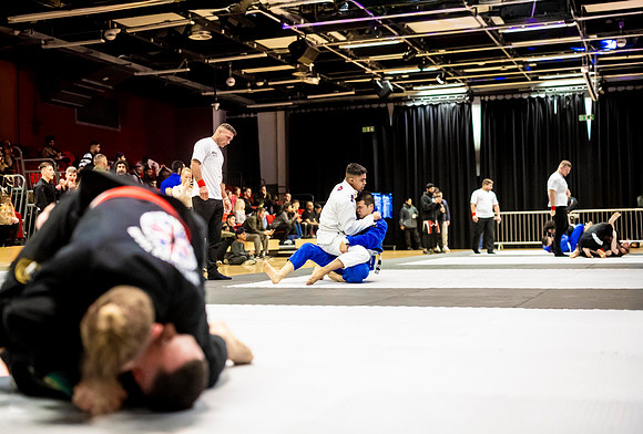 Leicester grapple-oct24-9290