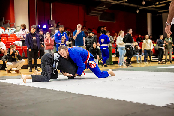 Leicester grapple-oct24-9326