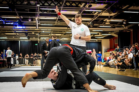 Leicester grapple-oct24-9352
