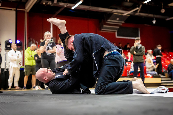 Leicester grapple-oct24-9379