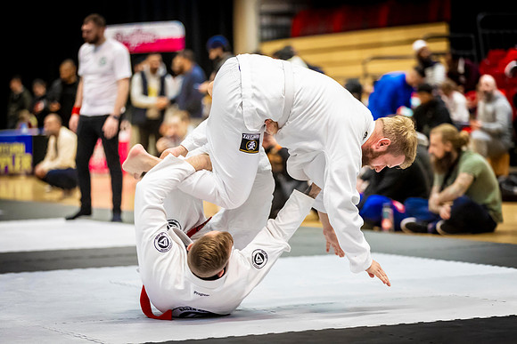 Leicester grapple-oct24-9387
