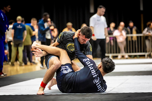 Leicester grapple-oct24-9405