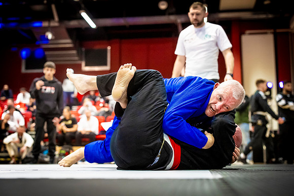Leicester grapple-oct24-9349