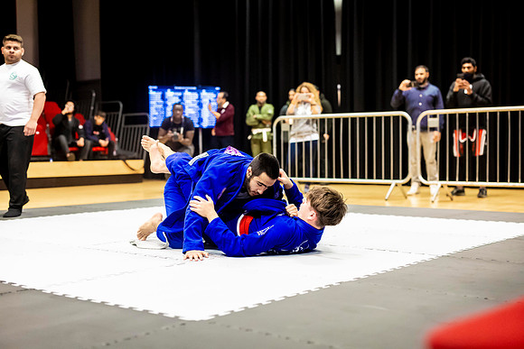 Leicester grapple-oct24-9277