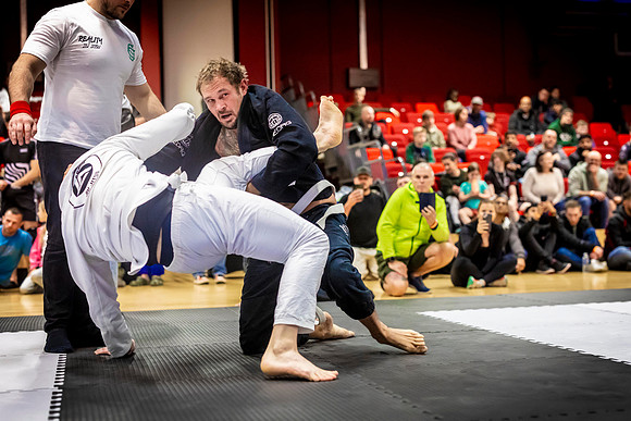 Leicester grapple-oct24-9431