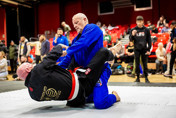 Leicester grapple-oct24-9333