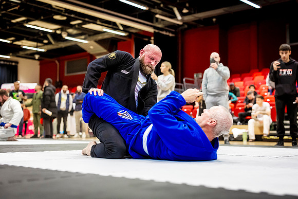 Leicester grapple-oct24-9374