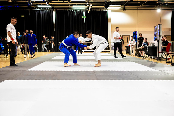 Leicester grapple-oct24-9283