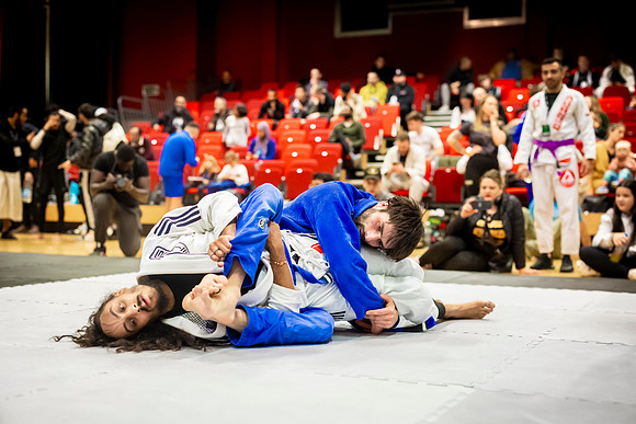 Leicester grapple-oct24-9440