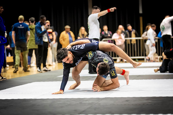 Leicester grapple-oct24-9403