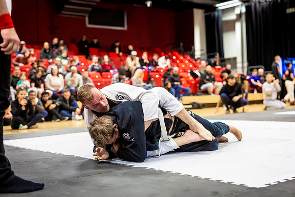 Leicester grapple-oct24-9427