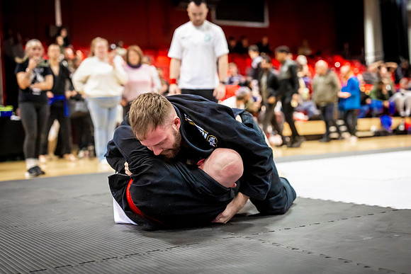 Leicester grapple-oct24-9368