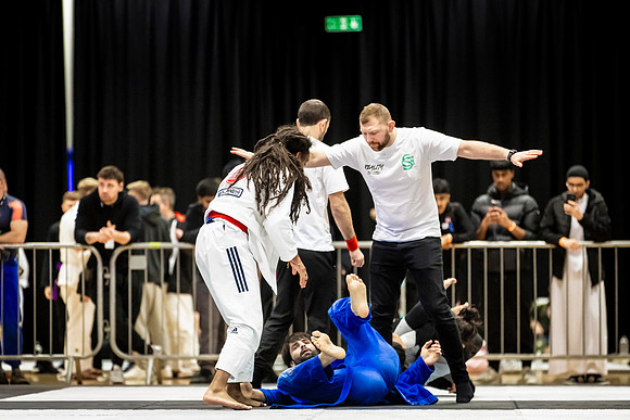 Leicester grapple-oct24-9395