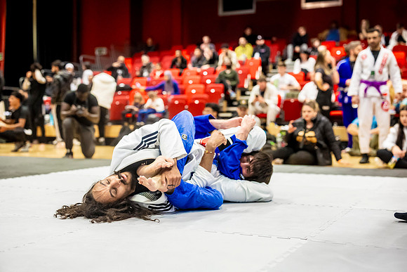 Leicester grapple-oct24-9439