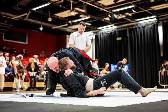 Leicester grapple-oct24-9377