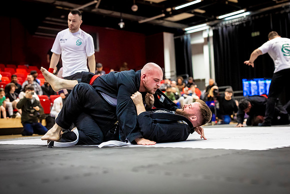 Leicester grapple-oct24-9372