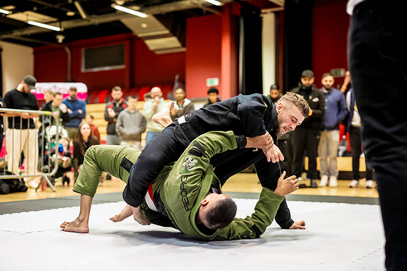 Leicester grapple-oct24-9319
