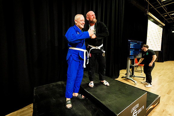 Leicester grapple-oct24-9385